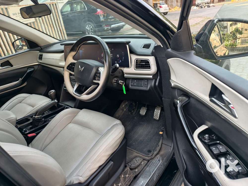 Mahindra Xuv700 2.0 Ax 5 Petrol Mt Str, 2024, Diesel