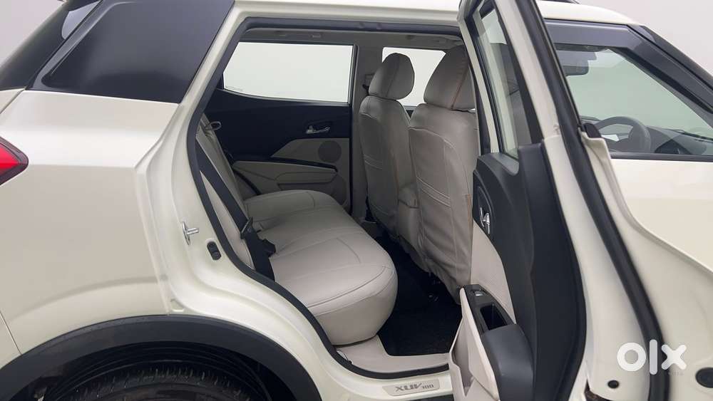 Mahindra Xuv300 1.2 W8 (o) Amt Petrol, 2022, Petrol