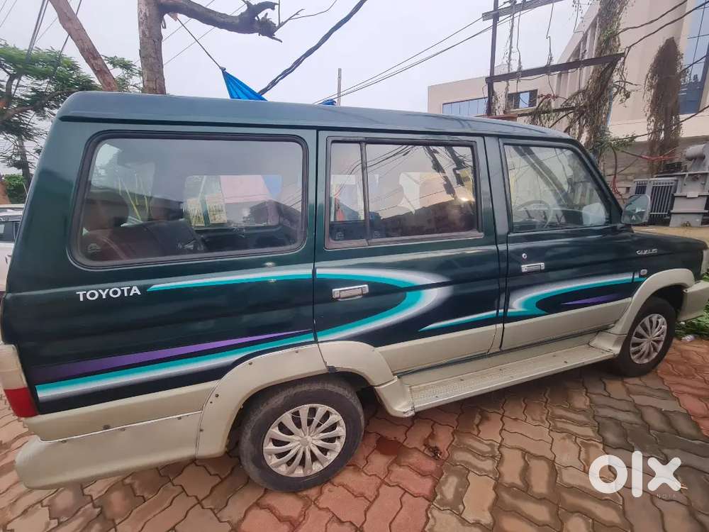 8 Seater Car