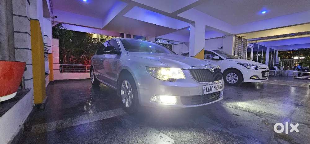 Skoda Superb 2011 Diesel 80000 Km Driven