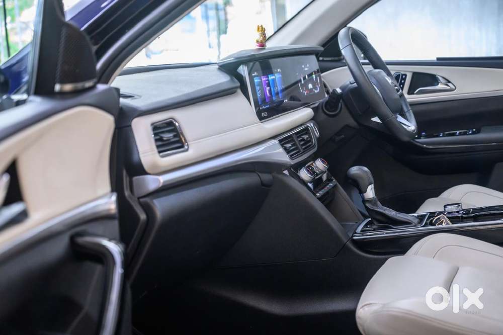 Mahindra Xuv700 2.0 Ax 7 Petrol At Luxury Pack Str, 2024, Petrol