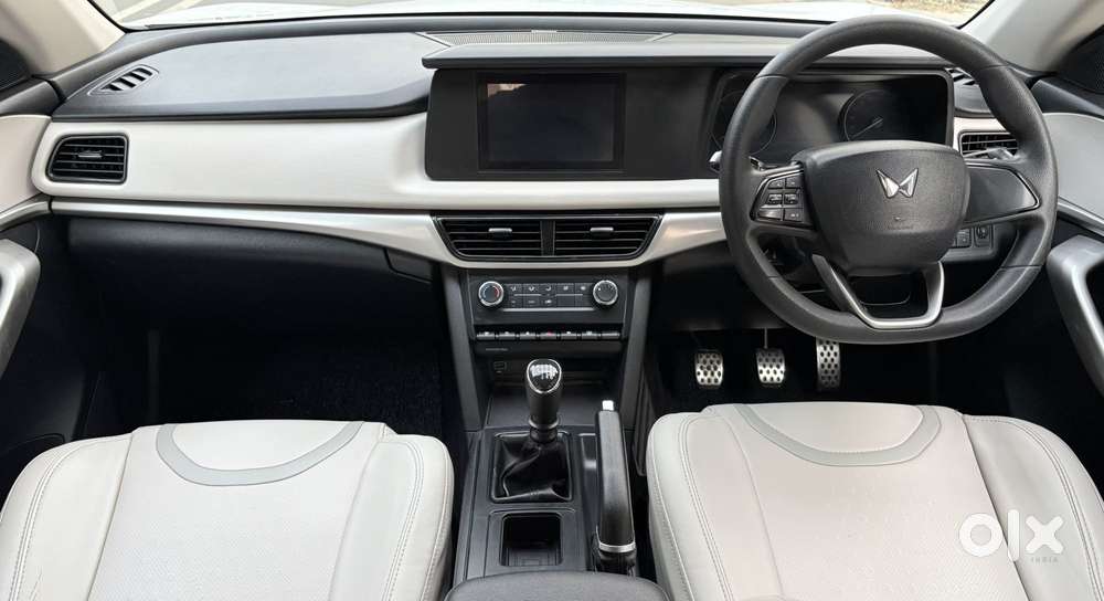 Mahindra Xuv700 2.0 Mx Petrol Mt 5 Str, 2022, Petrol