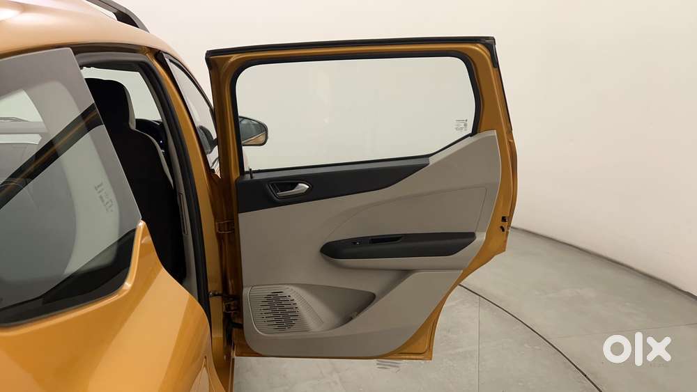 Renault Triber Rxz, 2023, Petrol