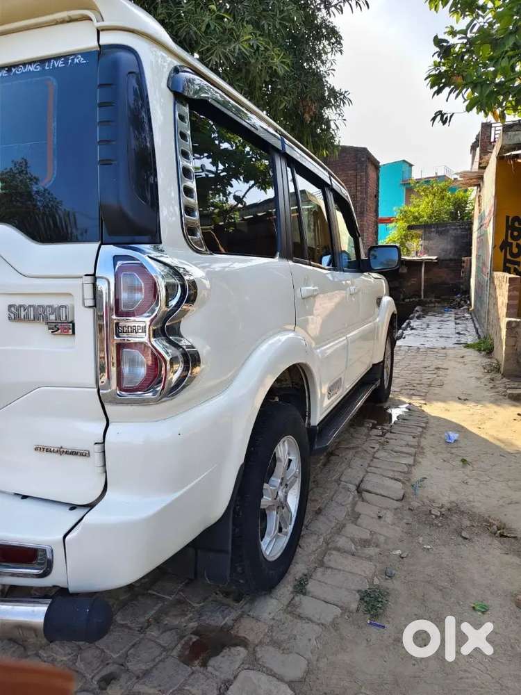 Mahindra Scorpio S10.