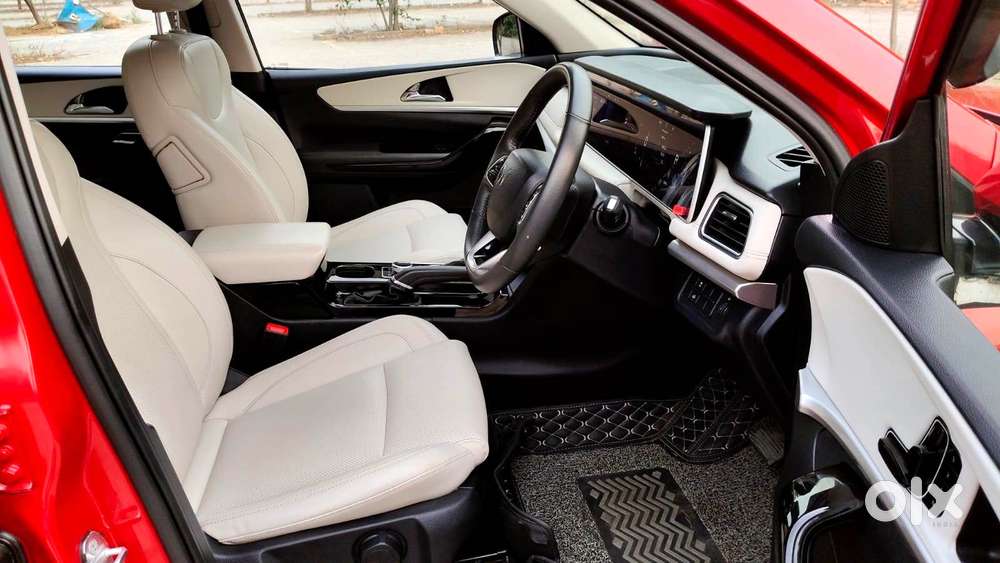 Mahindra Xuv700 2.0 Ax 7 Petrol At Str, 2022, Petrol