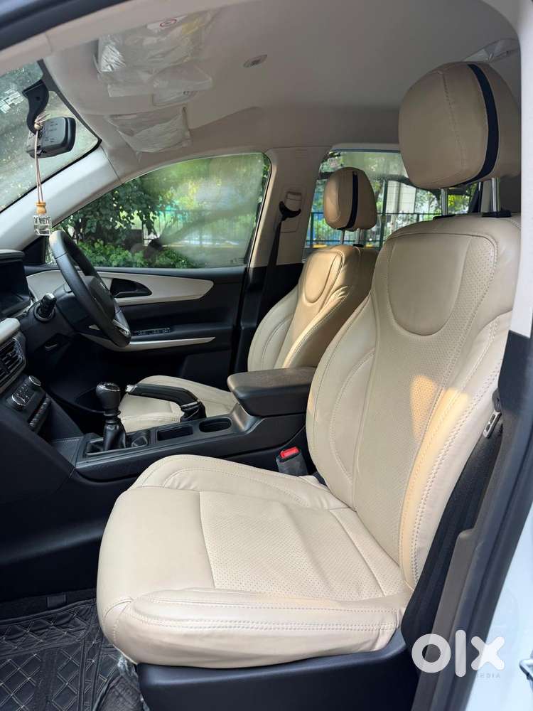 Mahindra Xuv700 Mx Petrol Mt 5 Str (e), 2022, Petrol