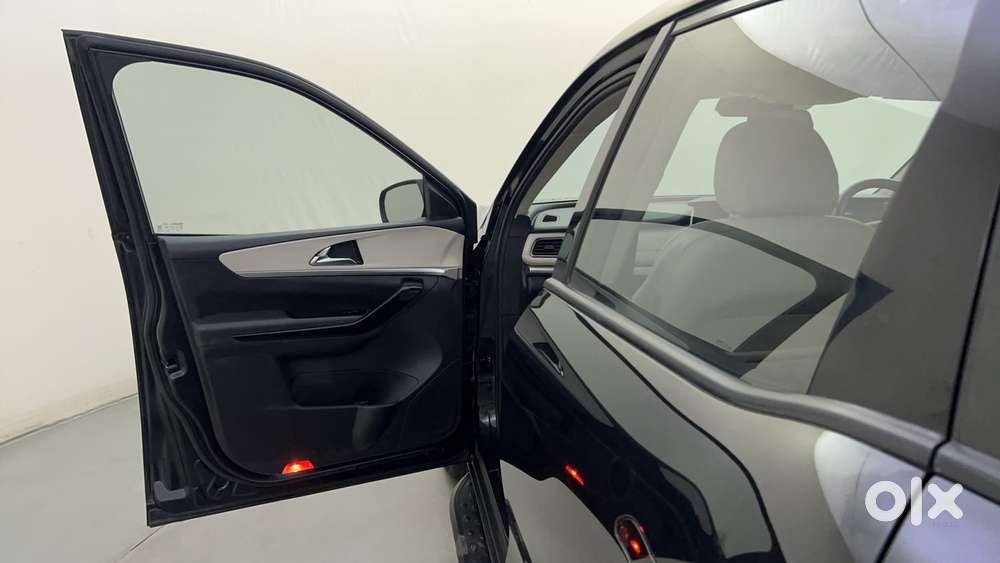Mahindra Xuv700 Ax7l 6 Str At, 2024, Petrol
