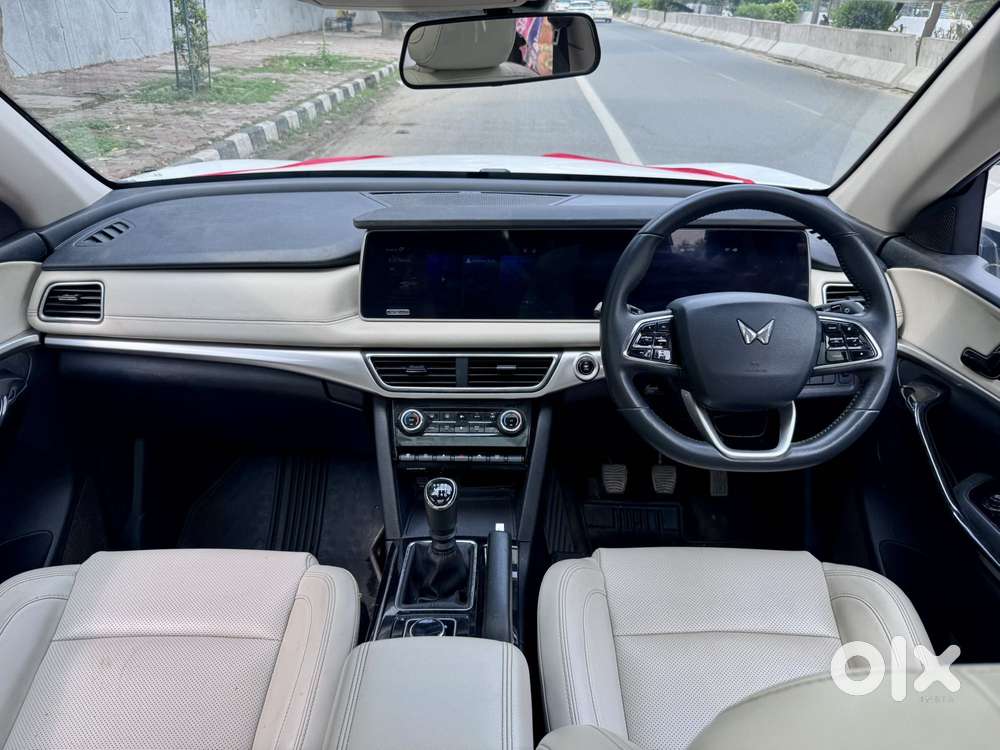 Mahindra Xuv700 2.0 Ax 7 Petrol Mt Str, 2022, Petrol