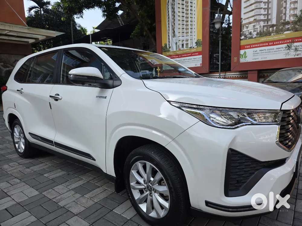 Toyota Innova Hycross