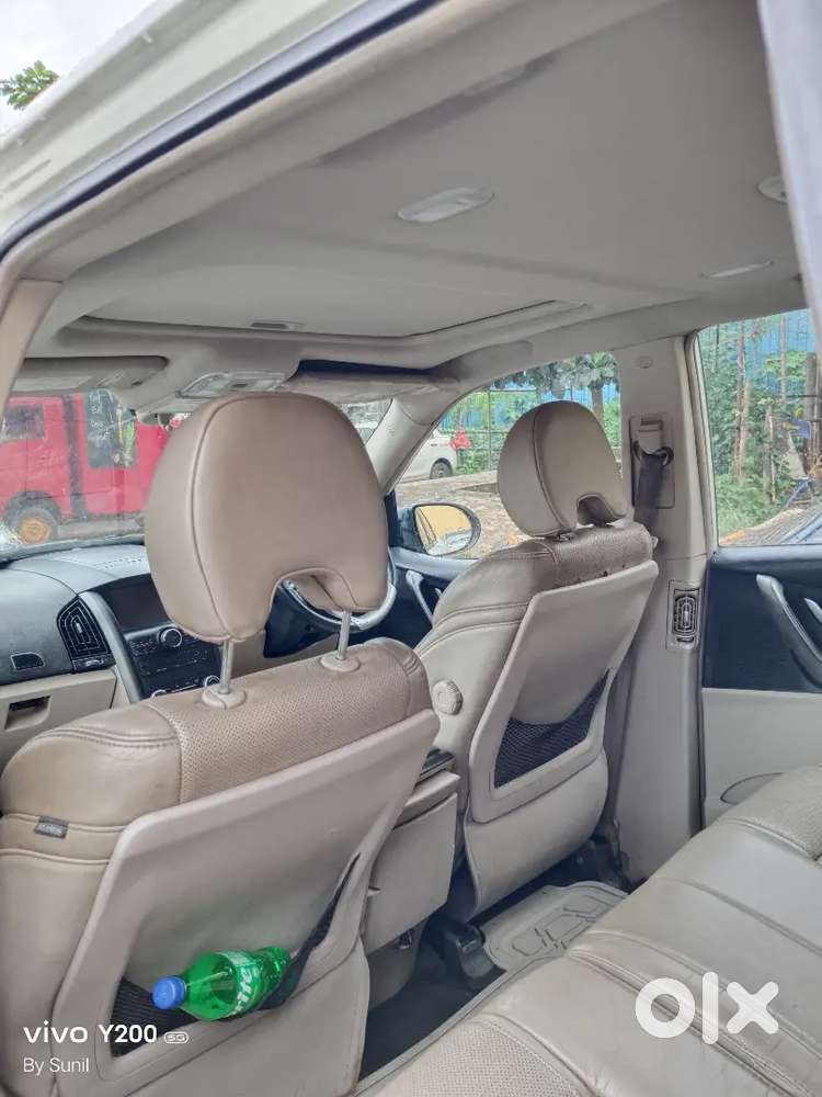 Xuv 500 W10 Sunroof Model