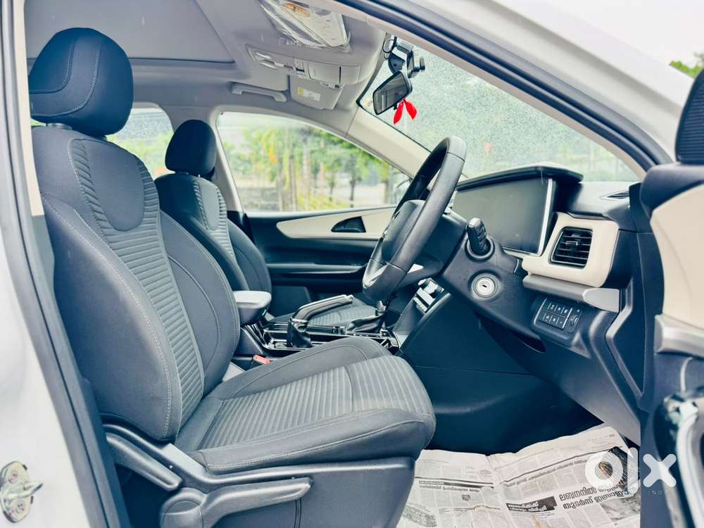 Mahindra Xuv700 2.2 Ax 5 Diesel At 7 Str, 2022, Diesel