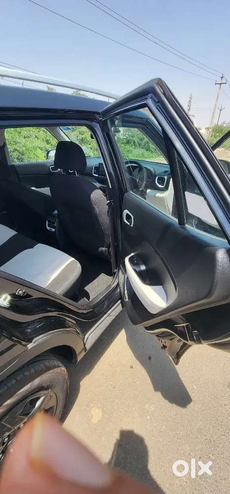 Hyundai Venue 2025 Petrol 4000 Km Driven