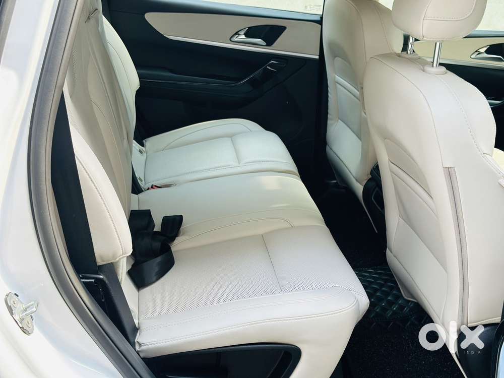 Mahindra Xuv700 2.2 Ax 7 Diesel At Luxury Pack Str Awd, 2024, Diesel