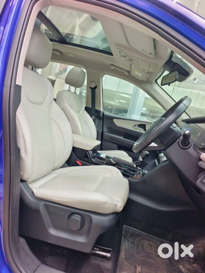 Mahindra Xuv700 2.0 Ax 7 Petrol At Str, 2022, Petrol