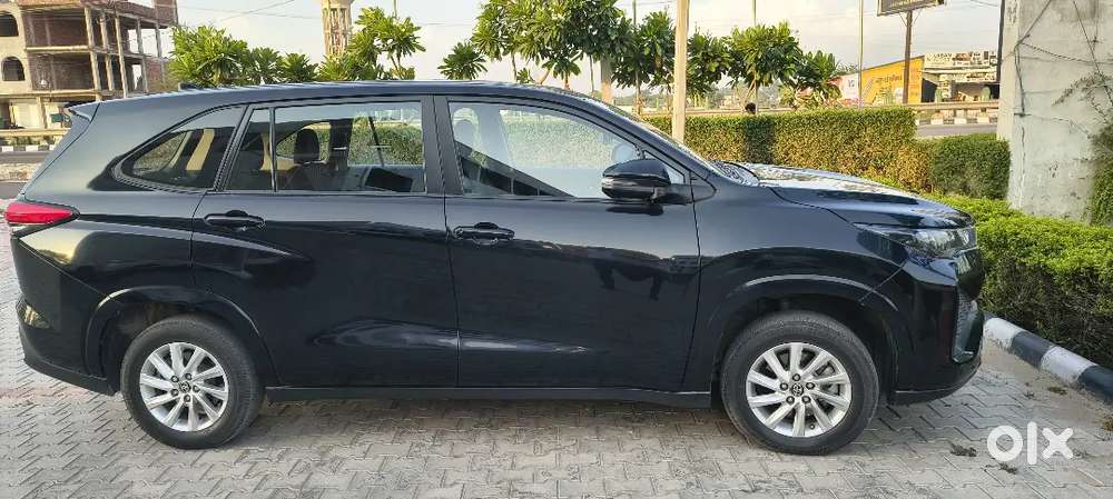 Toyota Innova Hycross 2024 Petrol Well Maintained