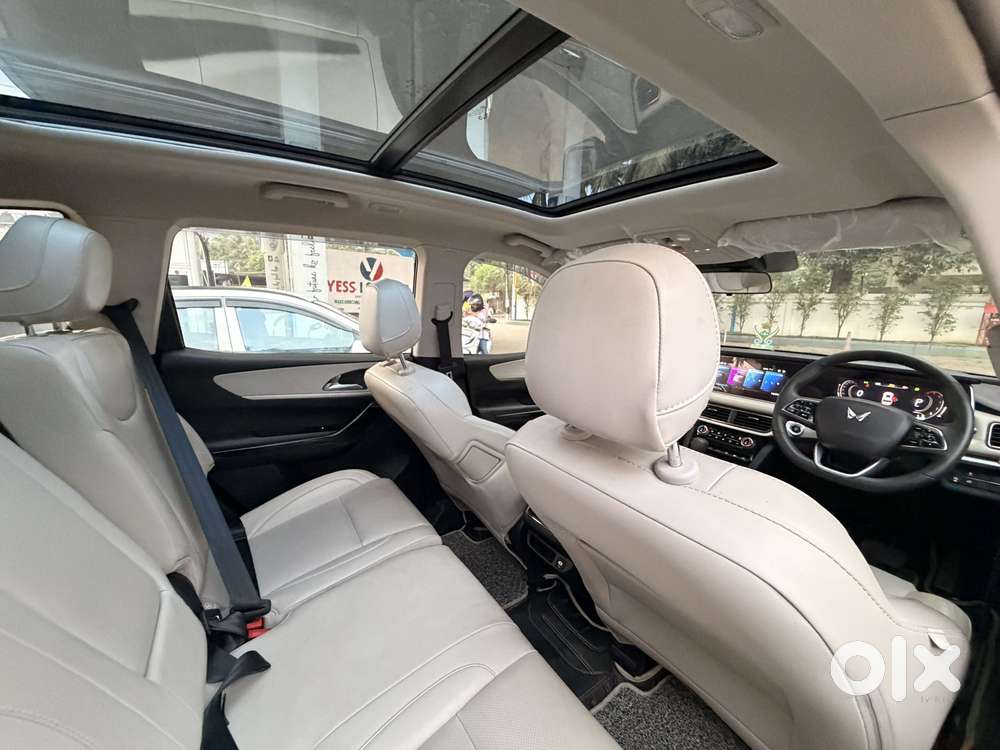 Mahindra Xuv700 2.2 Ax 7 Diesel At Str, 2025, Diesel