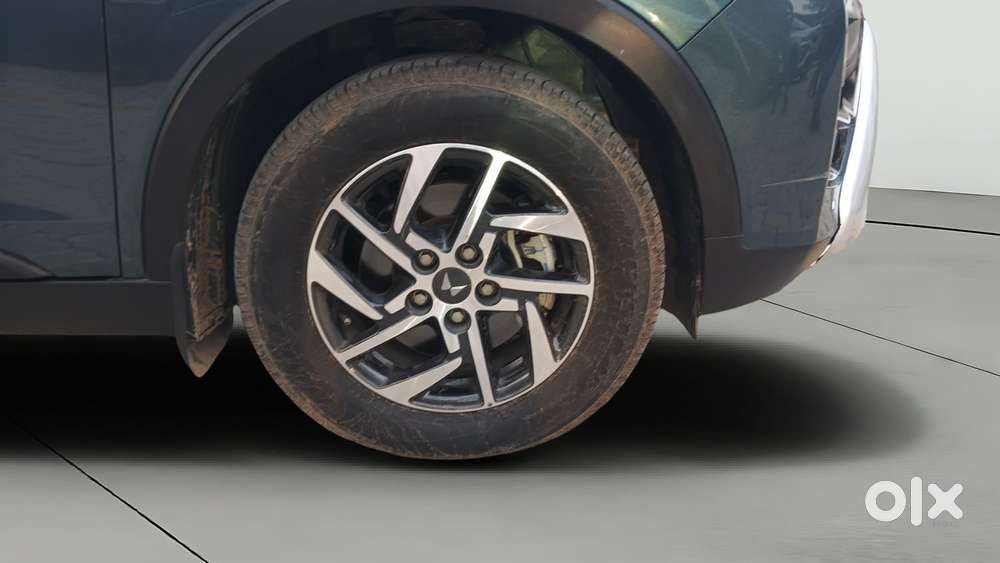 Mahindra Xuv300 1.2 W8 (o) Amt Petrol, 2022, Petrol