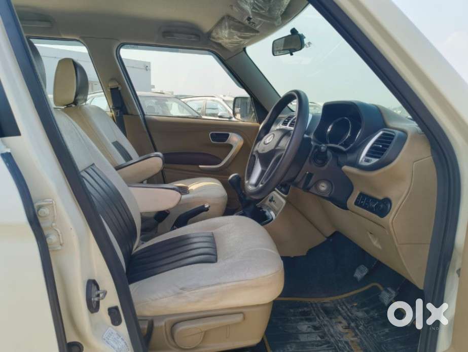 Mahindra Tuv 300 T8, 2016, Petrol