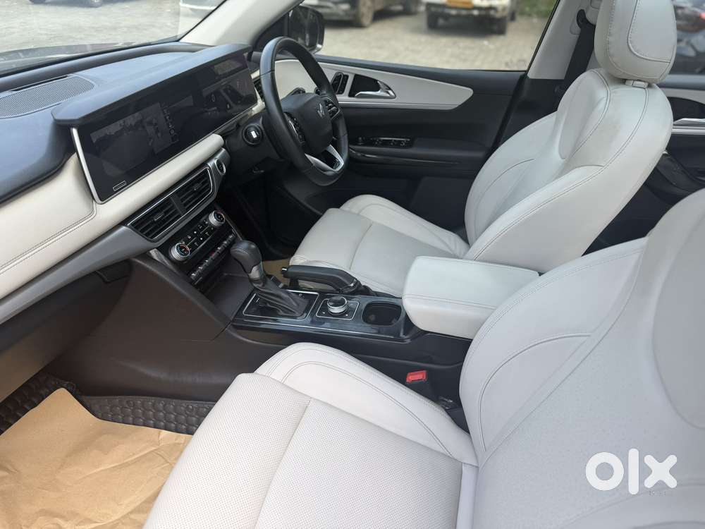 Mahindra Xuv700 2.2 Ax 7 Diesel At Str, 2024, Diesel