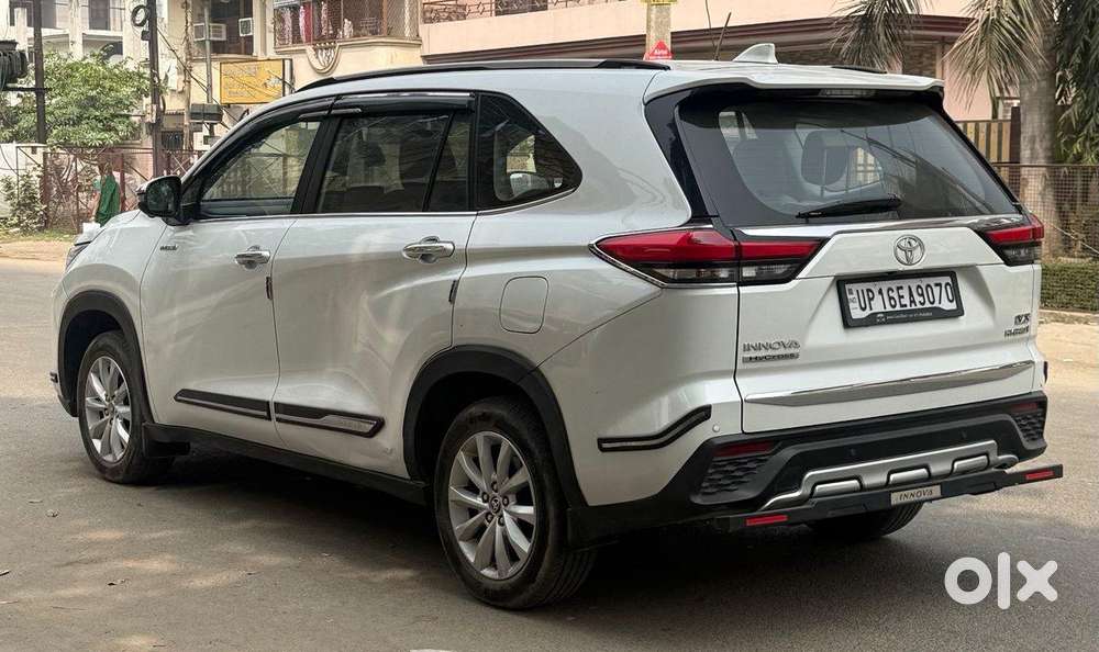 Toyota Innova Hycross