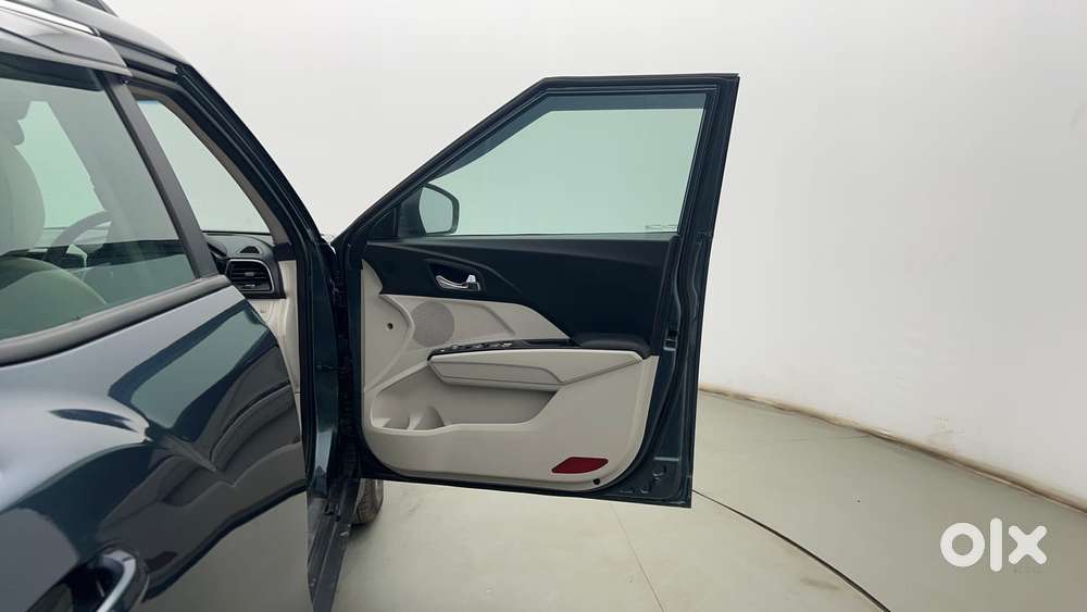 Mahindra Xuv300 1.2 W8 (o) Amt Petrol, 2024, Petrol