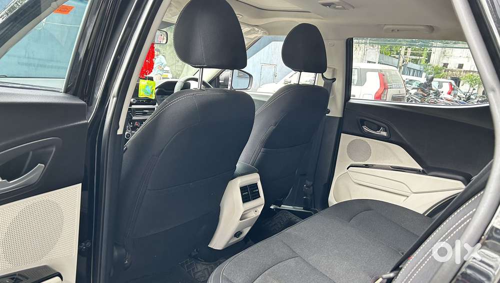 Mahindra Xuv 3xo Ax5 Pm Mt, 2025, Petrol