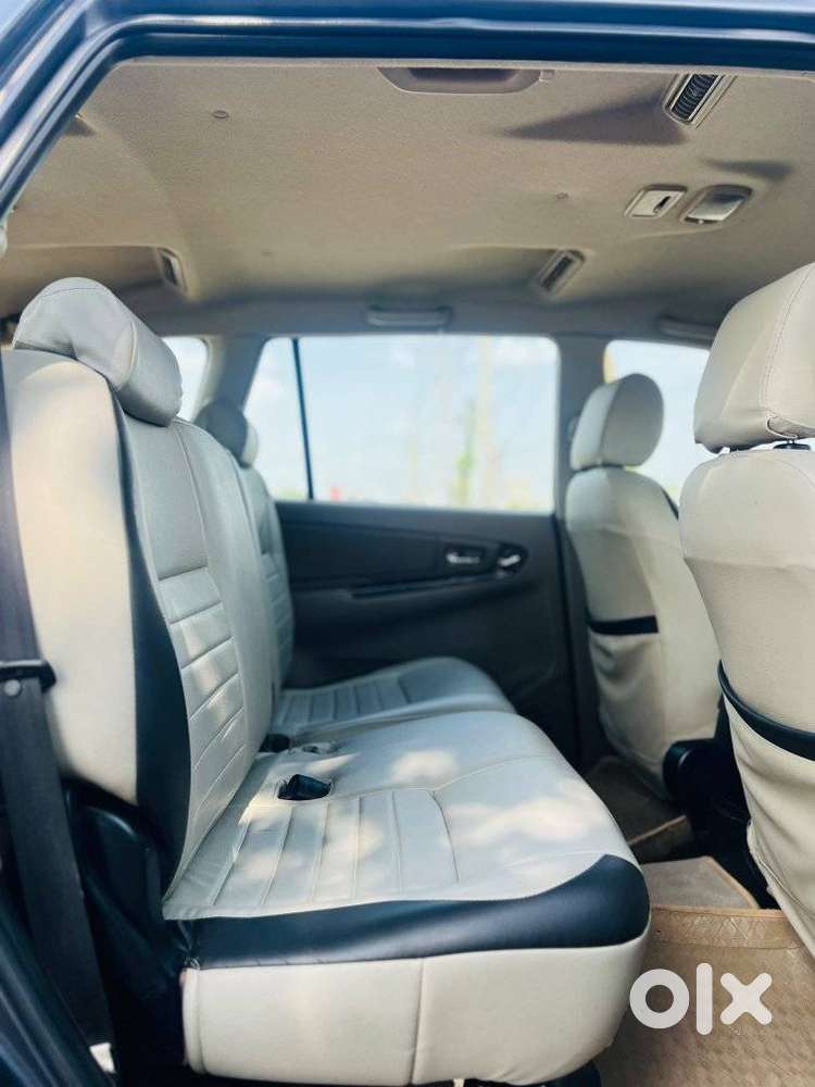 Toyota Innova 2.5 V Diesel 8-seater, 2016, Diesel
