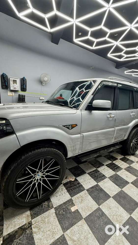 Mahindra Scorpio Classic S10 2016
