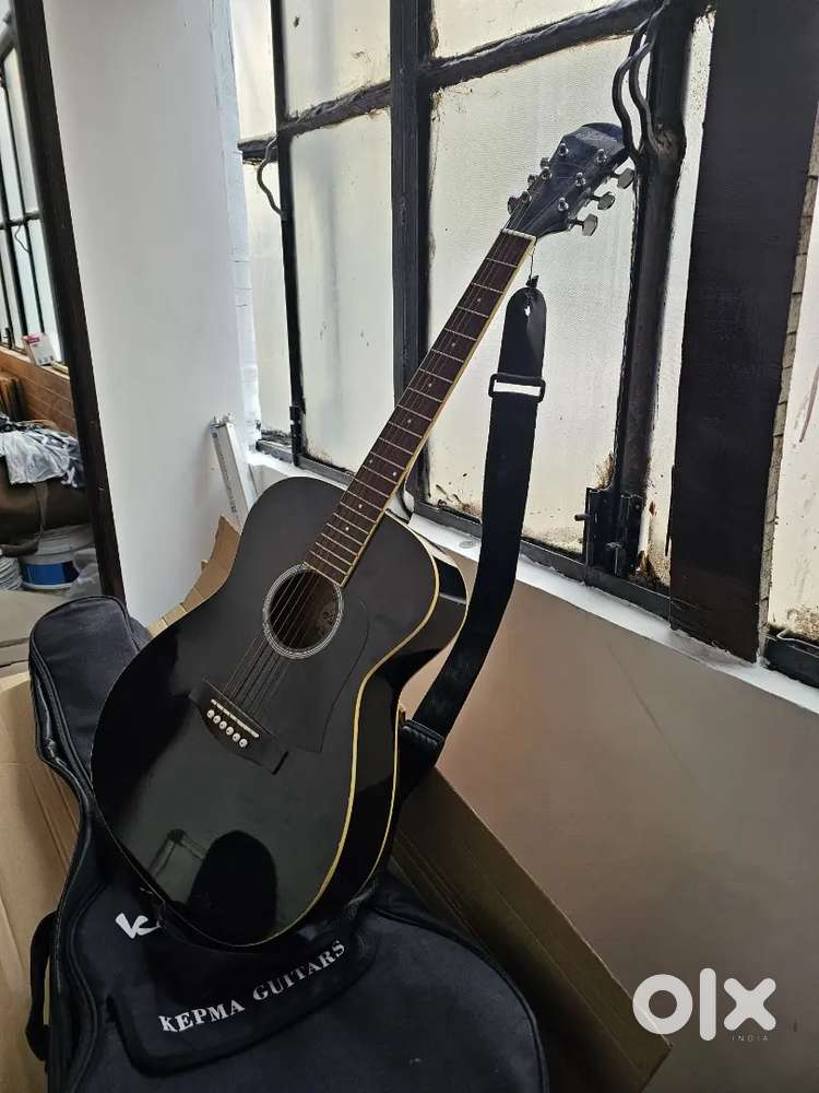Acoustic guitar available for urgent sale