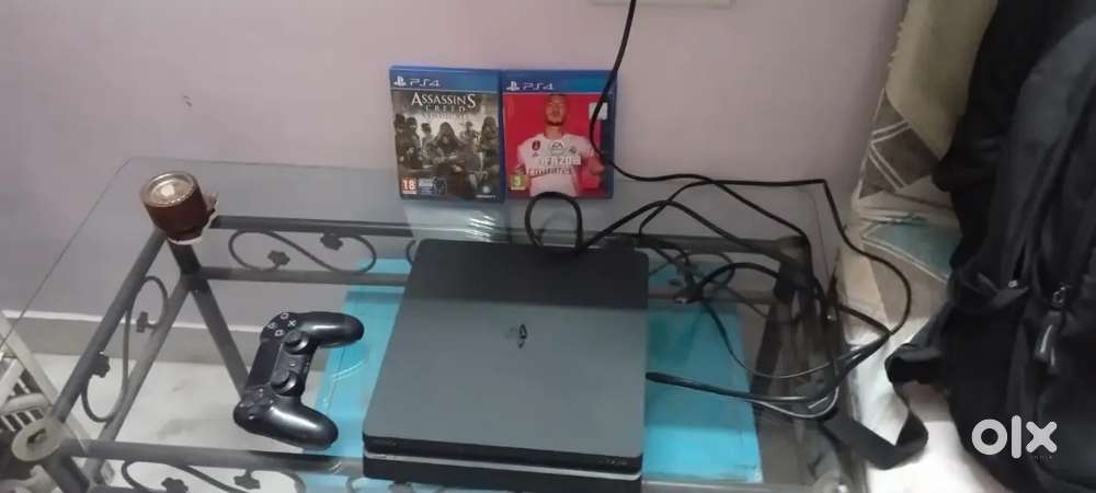 PS4 slim 500Gb with 2 games cds in excellent condition