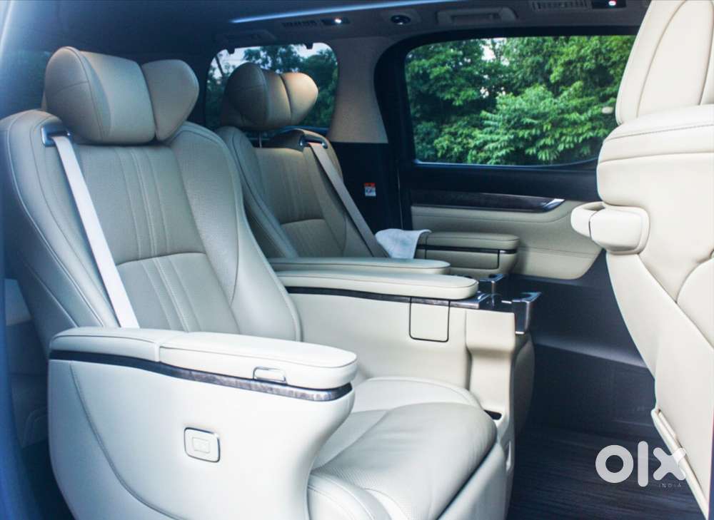 Toyota Vellfire 2.5 Executive Lounge, 2023, Petrol