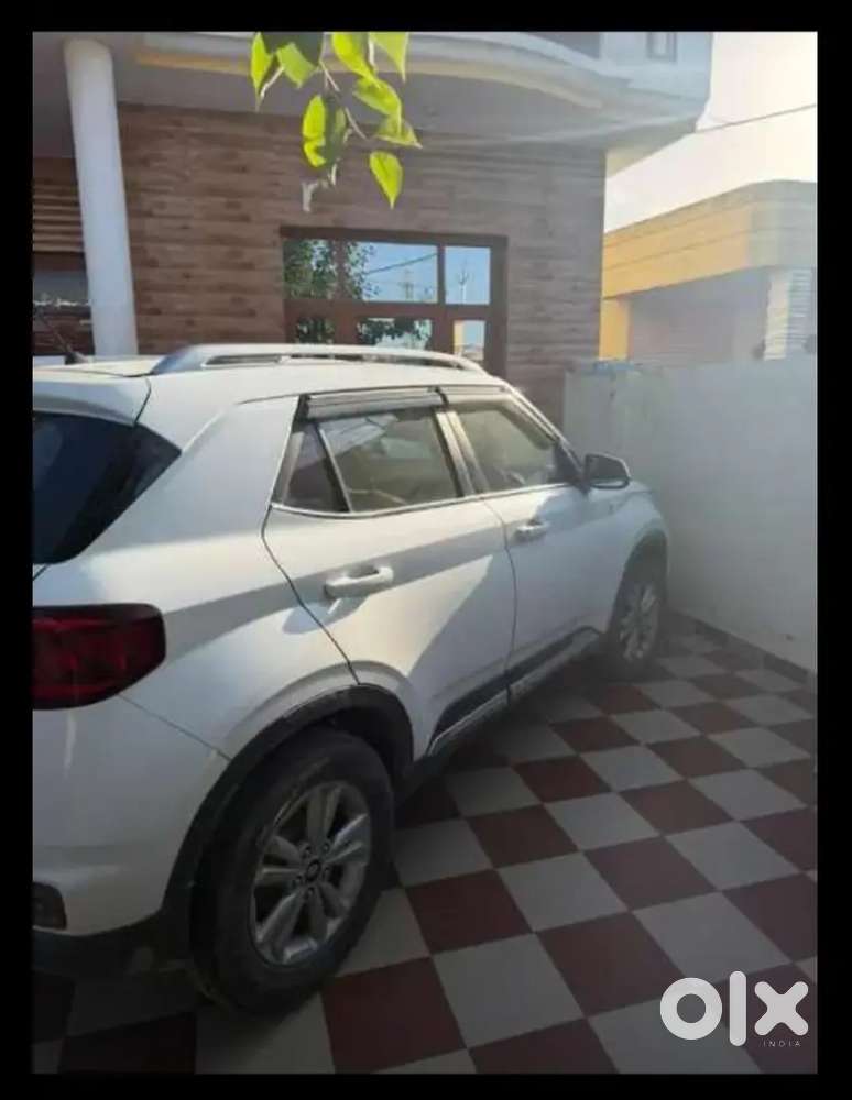 Hyundai Venue Petrol 2021 With Alloy Wheels 16 Inch Tyres, Led Screen