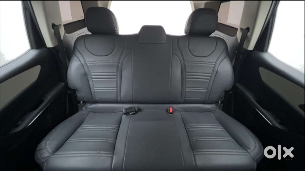 Mahindra Xuv700 2.0 Ax 5 Petrol Mt Str, 2023, Petrol