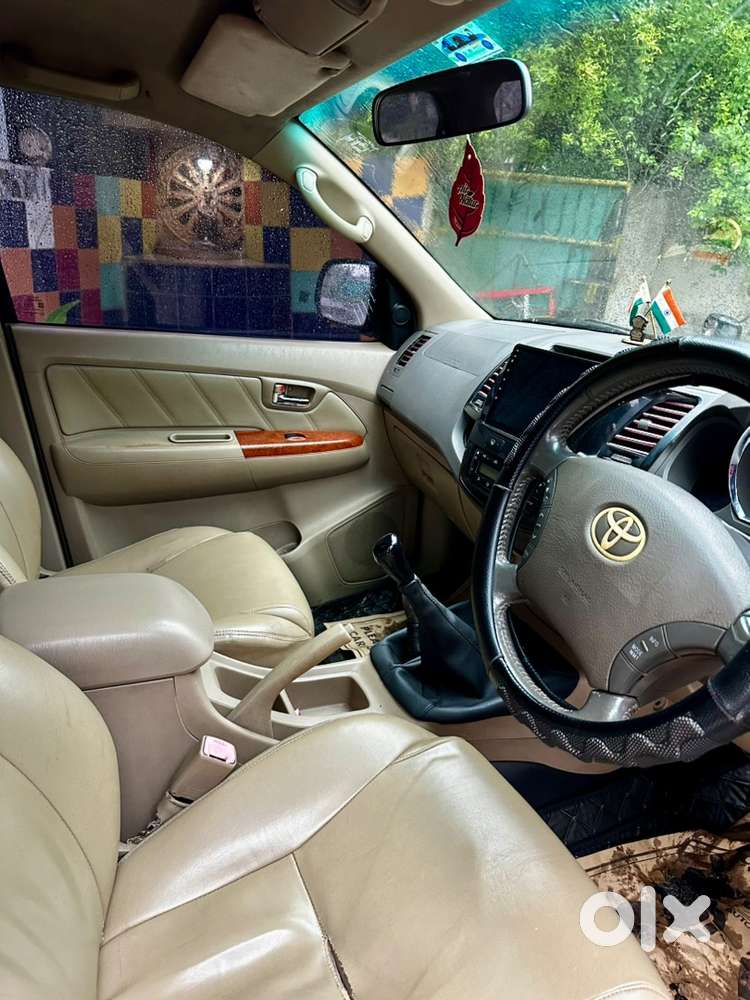 Black Toyota Fortuner 4x4