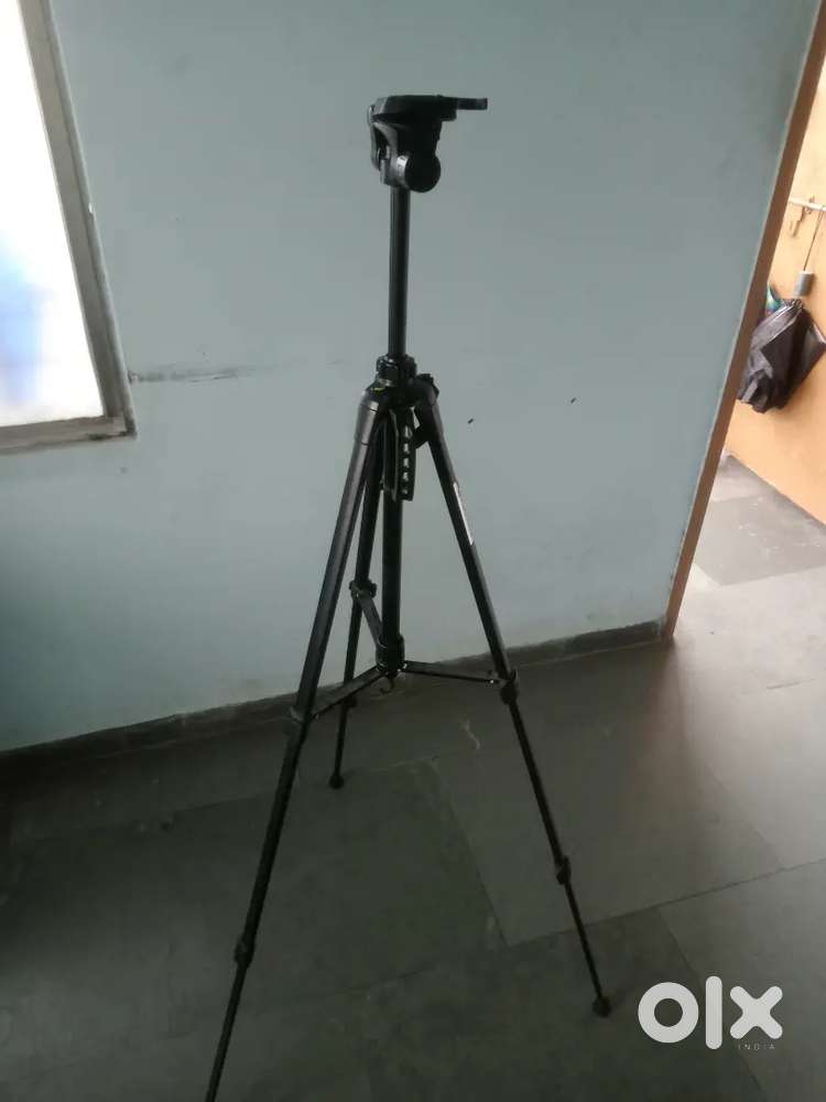 Camera tripod