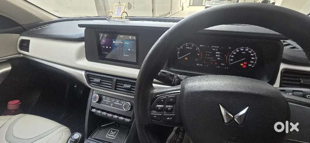 Mahindra Xuv700 Mx Mt 5-seater  1st Owner  27,000 Km  Excellent Con