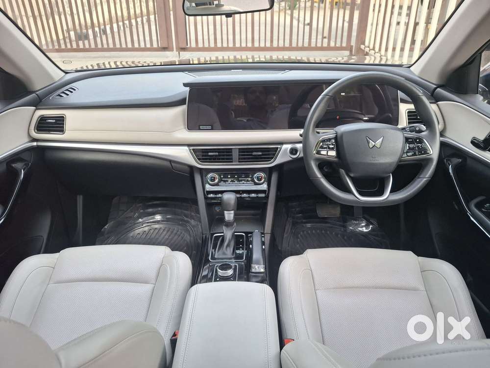 Mahindra Xuv700 2.0 Ax 7 Petrol At Str, 2024, Petrol