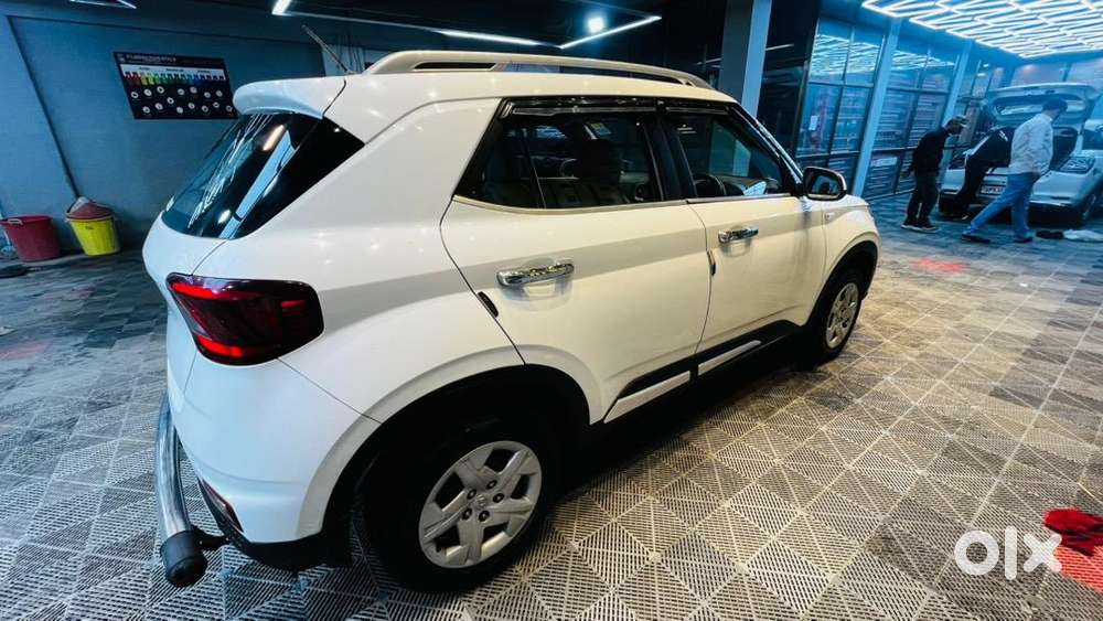Hyundai Venue 2021 Petrol 23800 Km Driven