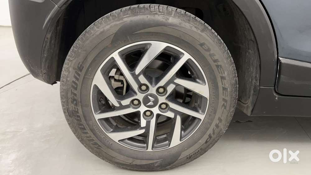 Mahindra Xuv300 1.2 W8 (o) Amt Petrol, 2022, Petrol