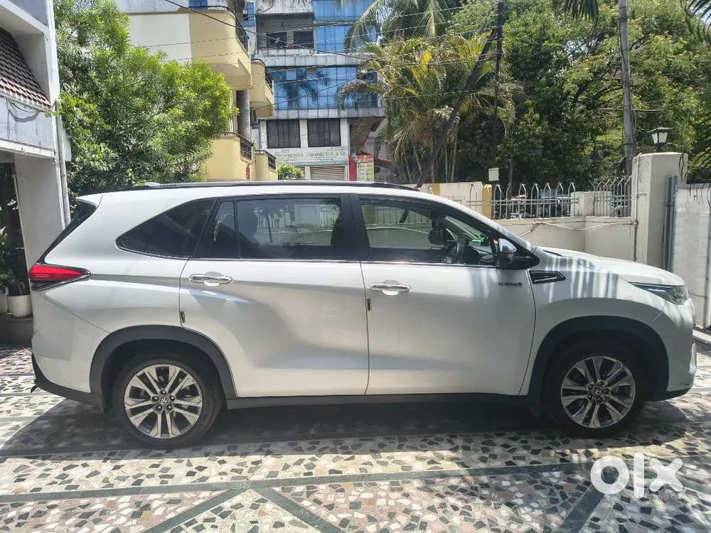 Toyota Innova Hycross 2023 Petrol 72739 Km Driven