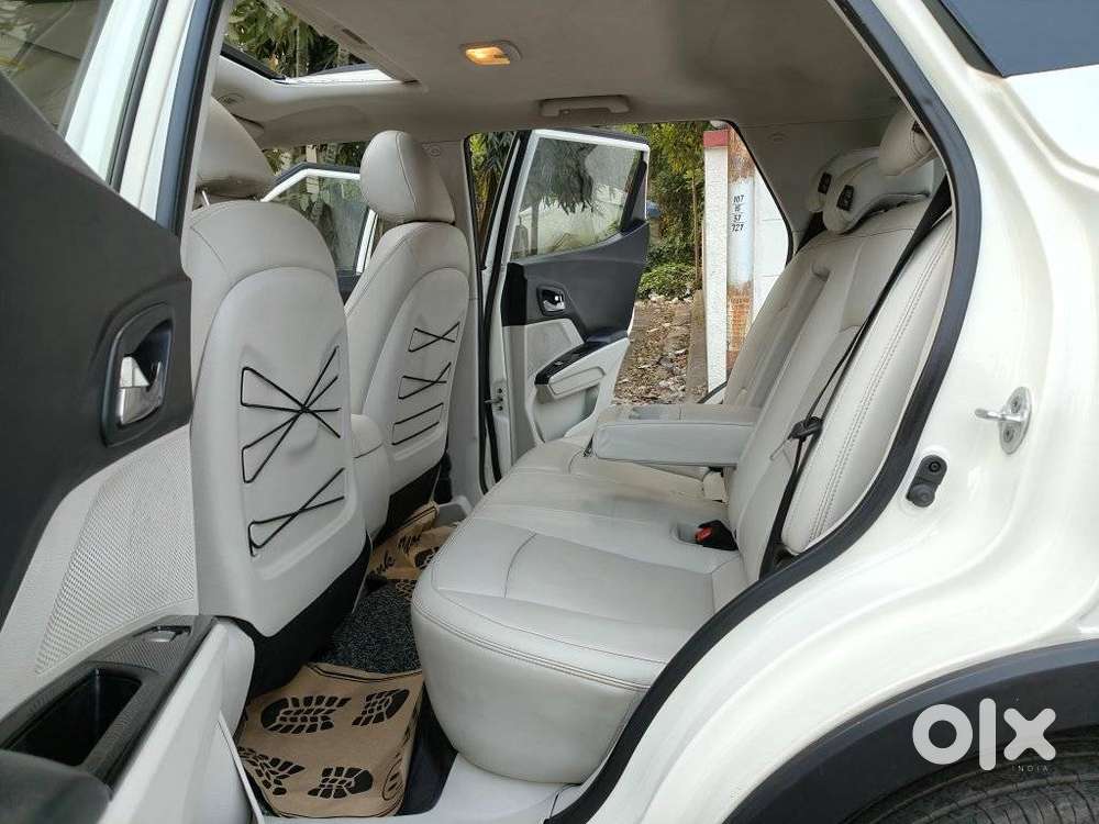 Mahindra Xuv300 1.2 W8 (o) Amt Petrol, 2023, Petrol