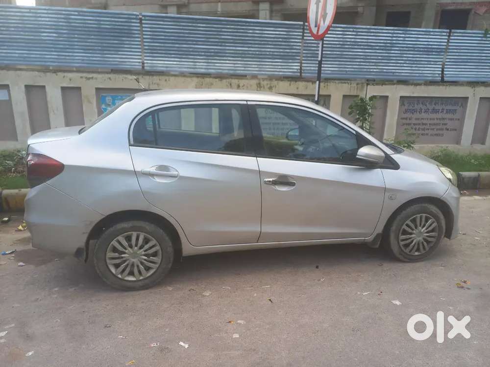 Honda Amaze 1.5 2016. R T O Lucknow Transfer Hai