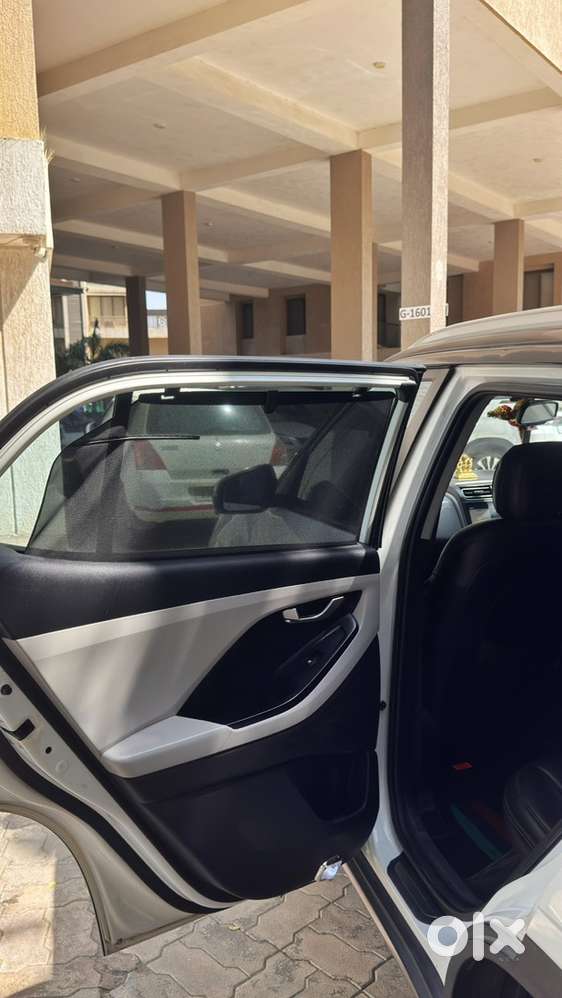 A Stylish White Hyundai Creta-sx 1.5