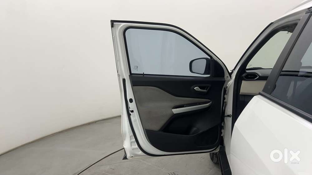 Nissan Magnite 1.0 Xv Executive, 2022, Petrol