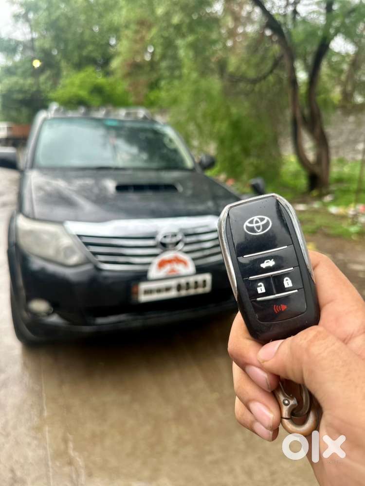 Black Toyota Fortuner 4x4