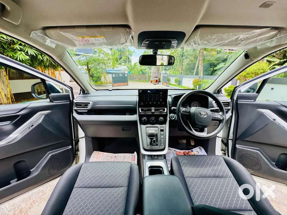 Toyota Innova Hycross 2.0 Petrol 2024