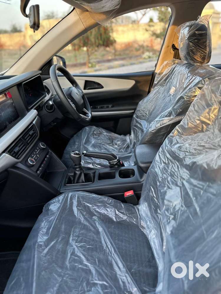 Mahindra Xuv700 2.2 Mx Diesel Mt 5 Str, 2022, Diesel
