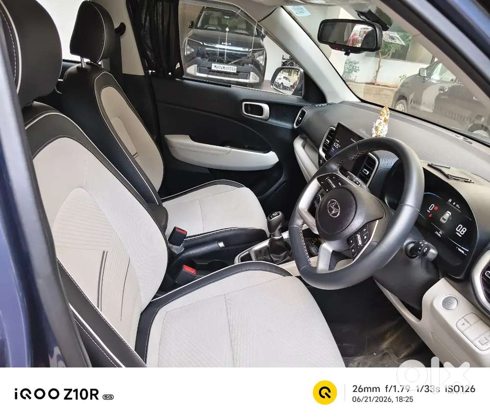 Hyundai Venue 2022 Petrol 23000 Km Driven, Imt, Sunroof