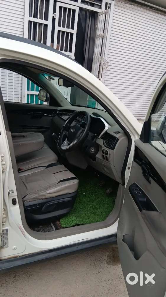 Kuv Mahindra White 2016 Modal Good Condition