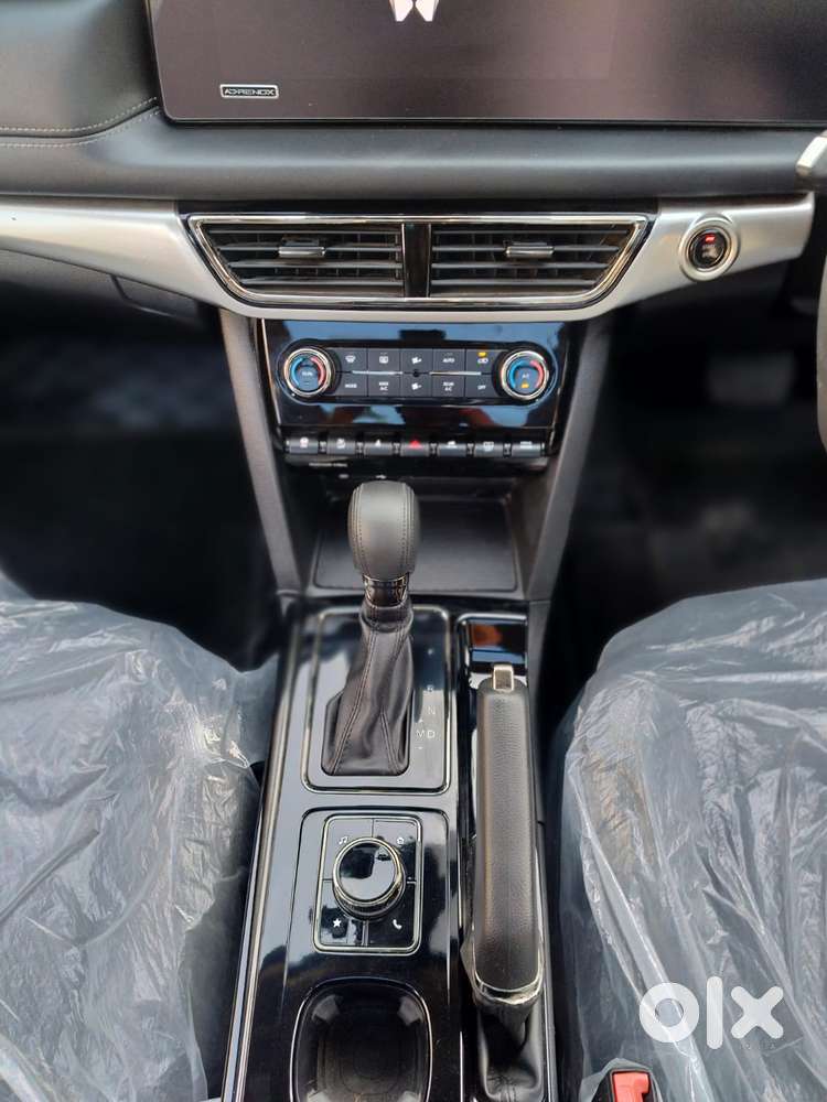 Mahindra Xuv700 2.2 Ax 7 Diesel At Str, 2025, Diesel